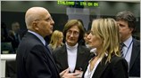 Η υπουργός Περιβάλλοντος, Ενέργειας και Κλιματικής Αλλαγής, Τίνα Μπιρμπίλη συνομιλεί με τον ...