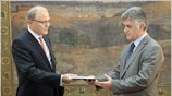 Την ενδιάμεση Έκθεση για τη νομισματική πολιτική του έτους 2009, παρέδωσε στον ...