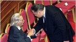 Ο υπουργός ¶μυνας Ευάγγελος Βενιζέλος χαιρετά τον Γιάννη Χαραλαμπόπουλο πριν την ορκωμοσία ...