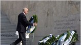 Ο πρωθυπουργός Γιώργος Παπανδρέου καταθέτει στεφάνι στον ¶γνωστο Στρατιώτη για τον εορτασμό ...