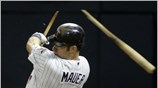 Ο παίκτης των Minnesota Twins, Joe Mauer, σπάει το μπαστούνι του κατά ...