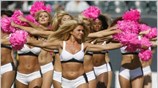 Οι τσιρλίντερς των «Philadelphia Eagles» πριν την έναρξη του αγώνα με τους ...