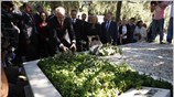 Ο πρωθυπουργούς Γιώργος Παπανδρέου κατέθεσε στεφάνι στο μνήμα του πρώην υπουργού Εξωτερικών ...