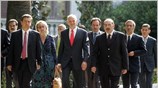 Ο νέος πρωθυπουργός Γιώργος Παπανδρέου (5-Δ) βγαίνει από το Προεδρικό Μέγαρο μετά ...