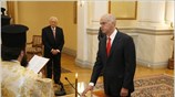 Ορκίστηκε στις 11 π.μ., ενώπιον του Προέδρου της Δημοκρατίας Κάρολου Παπούλια ο ...
