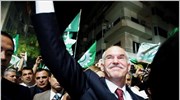Ο πρόεδρος του ΠΑΣΟΚ Γιώργος Παπανδρέου χαιρετάει συγκεντρωμένους οπαδούς του κόμματός του ...