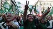 Οπαδοί του ΠΑΣΟΚ πανηγυρίζουν, μετά την ανακοίνωση του exit poll, στο εκλογικό ...