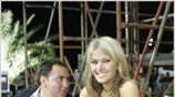 Η Εύα Καϊλή παρακολουθεί την ομιλία του Γιώργου Παπανδρέου σε ανοιχτή συγκέντρωση ...