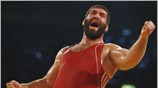 Ο Γιάννης Αρζουμανίδης, ανεβαίνοντας στο τρίτο σκαλί του βάθρου στα 120 κιλά, ...
