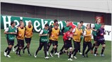 Οι παίκτες της Αλκμαάρ κατά την διάρκεια της προπόνησης για τον αγώνα ...