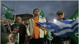 Οπαδοί του ΠΑΣΟΚ σε προεκλογική συγκέντρωση του προέδρου του κόμματος Γιώργου Παπανδρέου ...