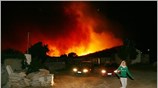 Βράδυ δεύτερης μέρας της καταστροφικής πυρκαγιάς στην Αν. Αττική. Εικόνες από την ...
