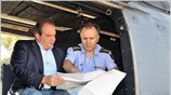 Ο πρωθυπουργός Κώστας Καραμανλής πέταξε με ελικόπτερο το πρωί πάνω από τα ...