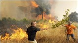 Ανεξέλεγκτη μαίνεται η πυρκαγιά που εκδηλώθηκε χτες το βράδυ στο Γραμματικό.
...