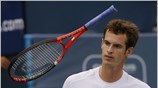 Ο Βρετανός Andy Murray πετά τη ρακέτα του στον αέρα μετά από ...