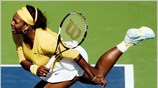 Η Αμερικανίδα Serena Williams σερβίρει κόντρα στην Τσέχα Lucie Safarova σε αγώνα ...