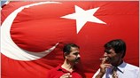 Χίλια περίπου άτομα, στην πλειοψηφία τους ιδιοκτήτες καφενείων, διαδήλωσαν σήμερα έξω από ...