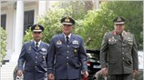 Ο νέος αρχηγός ΓΕΕΘΑ, Ιωάννης Γιάνγκος (στο κέντρο), ο νέος αρχηγός ΓΕΣ, ...