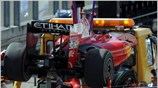 Ενα τμήμα της ανάρτησης από την Brawn GP του Ρούμπενς Μπαρικέλο χτύπησε ...