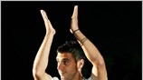 Ο Κώστας Κατσουράνης χαιρετάει τους φιλάθλους κατά τη διάρκεια της παρουσίασης της ...