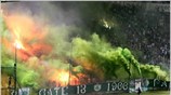 Φίλαθλοι ανάβουν καπνογόνα κατά τη διάρκεια της παρουσίασης της ομάδας του Παναθηναϊκού ...