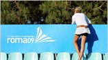 Μια θεατής παρακολουθεί τις καταδύσεις ανδρών στο Παγκόσμιο Πρωτάθλημα Υγρού Στίβου, που ...
