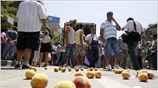Συνεχίζονται οι κινητοποιήσεις των ροδακινοπαραγωγών των νομών Πέλλας και Ημαθίας. Στη Θεσσαλονίκη, ...
