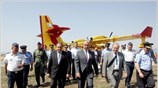 Τη βάση των πυροσβεστικών αεροσκαφών στην Ελευσίνα επισκέφθηκε ο πρωθυπουργός Κώστας Καραμανλής ...