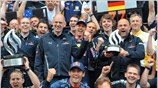 Εμφανώς ευχαριστημένη η ομάδα της Red Bull για το δεύτερο συνεχόμενο «1-2» ...