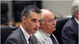 Τις αναφορές στα τηλεοπτικά δελτία ειδήσεων περί συναλλαγών κυβερνητικών στελεχών και συγγενών ...