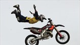 Ο πρωταθλητής του freestyle motocross, Αμερικανός Matt Buyten, εκτελεί ένα άλμα χωρίς ...