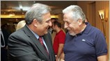 Ο υπουργός Οικονομικών Γιάννης Παπαθανασίου συζητά με τον βουλευτή Γιάννη Μανώλη σε ...