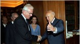 Τον Πρόεδρο της Δημοκρατίας Κάρολο Παπούλια επισκέφθηκε σήμερα το μεσημέρι, ο πρόεδρος ...