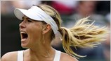Η Maria Sharapova πανηγυρίζει έναν πόντο κατά τη διάρκεια του αγώνα κόντρα ...