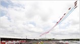 Το ακροβατικό σμήνος «Red Arrows» πετά πάνω από την πίστα του Σίλβερστοουν, ...