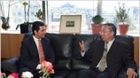 Ο υφυπουργός Εσωτερικών αρμόδιος για θέματα ΜΜΕ Κωνσταντίνος Γκιουλέκας (αριστερά) μιλάει με ...