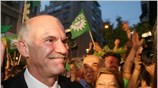 Ο πρόεδρος του ΠΑΣΟΚ Γιώργος Παπανδρέου φτάνει στα κεντρικά γραφεία του κόμματος ...