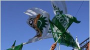 Οπαδοί του ΠΑΣΟΚ πανηγυρίζουν μετά την ανακοίνωση των αποτελεσμάτων των exit polls ...
