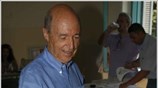Ο πρώην πρωθυπουργός Κώστας Σημίτης ασκεί το εκλογικό του δικαίωμα....