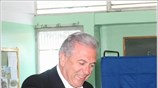 Ο υπουργός Υγείας Δημήτρης Αβραμόπουλος ασκεί το εκλογικό του δικαίωμα....