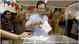 Ο υποψήφιος του ΠΑΣΟΚ Γιώργος Παπακωνσταντίνου ασκεί το εκλογικό του δικαίωμα. ...