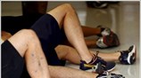 Μηχανικοί της Red Bull Racing προετοιμάζουν το μονοθέσιο του Sebastian Vettel.
...
