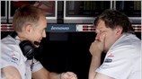 Ο Γερμανός Norbert Haug (Δ), διευθυντής της Mercedes Motorsport, συζητά με τον ...
