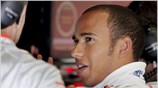 Ο Βρετανός οδηγός της McLaren Mercedes, Lewis Hamilton πριν βγει στην πίστα ...
