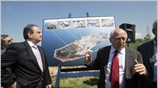 Ο πρωθυπουργός Κώστας Καραμανλής (Α) και ο ΥΠΕΧΩΔΕ  Γιώργος Σουφλιάς (Δ) ...