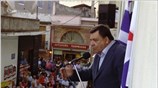 Ο πρόεδρος του ΛΑΟΣ Γιώργος Καρατζαφέρης μίλησε χθες έξω από τα γραφεία ...