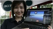 Ένα μοντέλο κρατά ένα netbook της Acer, που «τρέχει» το λειτουργικό σύστημα ...