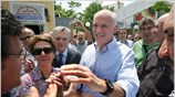 Ο πρόεδρος του ΠΑΣΟΚ Γιώργος Παπανδρέου χαιρετάει κόσμο κατά την περιοδεία του ...