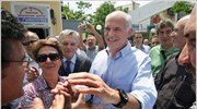 Ο πρόεδρος του ΠΑΣΟΚ Γιώργος Παπανδρέου χαιρετάει κόσμο κατά την περιοδεία του ...