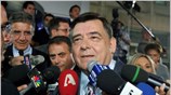 Ο πρόεδρος του ΛΑΟΣ Γιώργος Καρατζαφέρης κάνει δηλώσεις στους δημοσιογράφους μετά το ...